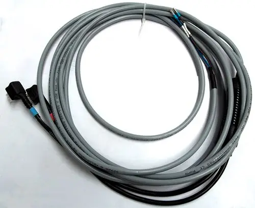 Graues Kabel mit mehreren Drähten, einem steckerartigen Anschluss und weiteren freiliegenden Leitungen, geeignet für Daikin Systeme.